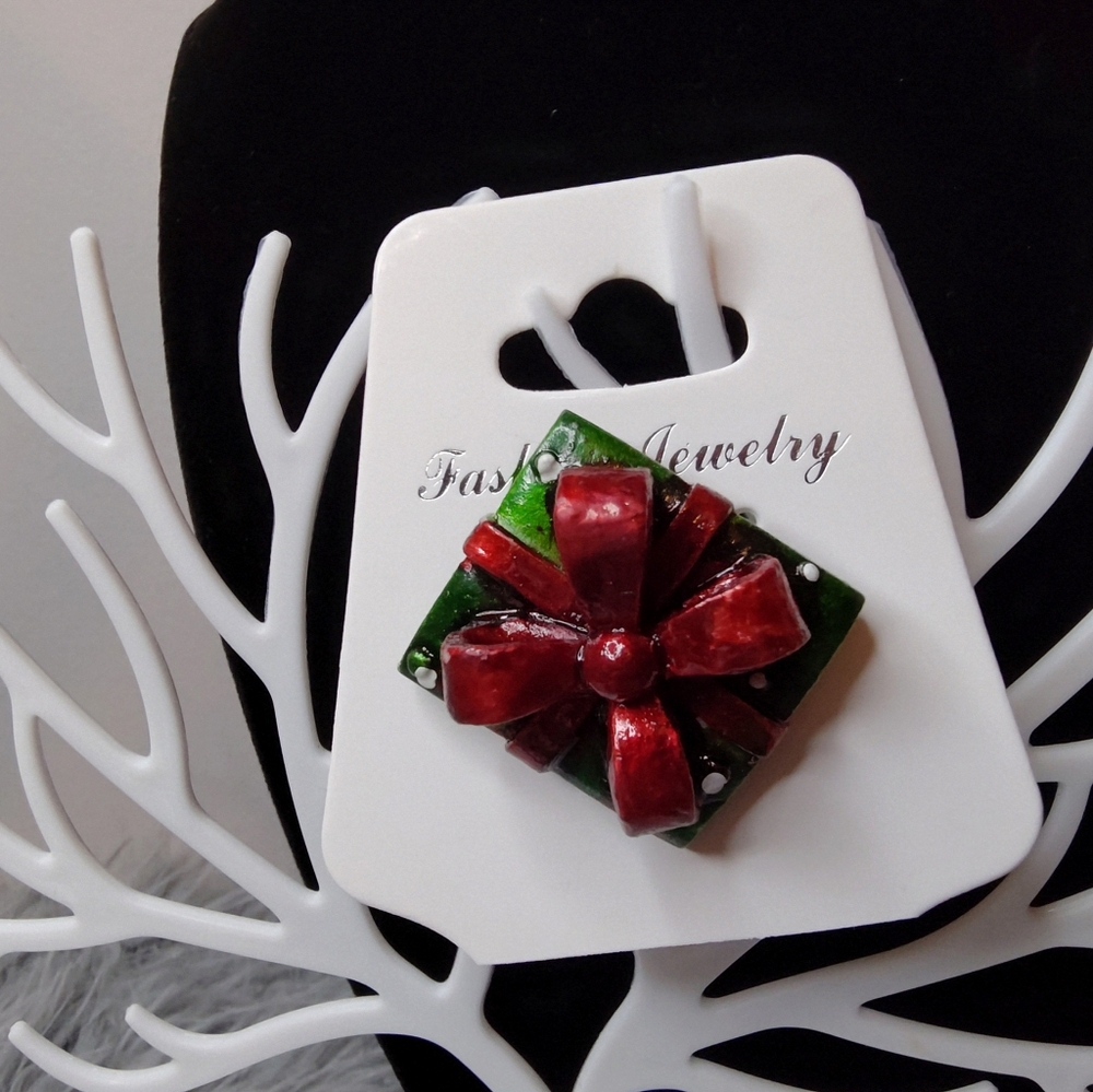 🎄Decorative Green Christmas package with Red Bow Christmas Brooch Pin